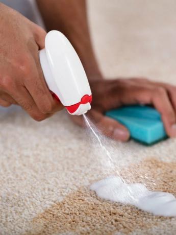 Kā notīrīt paklāju un saglabāt to jaunu