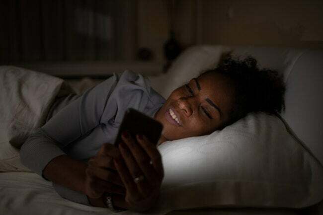 iStock-1444820151 Möglichkeiten zur Verbesserung Ihres Lebens junge Frau mit Handy im Bett