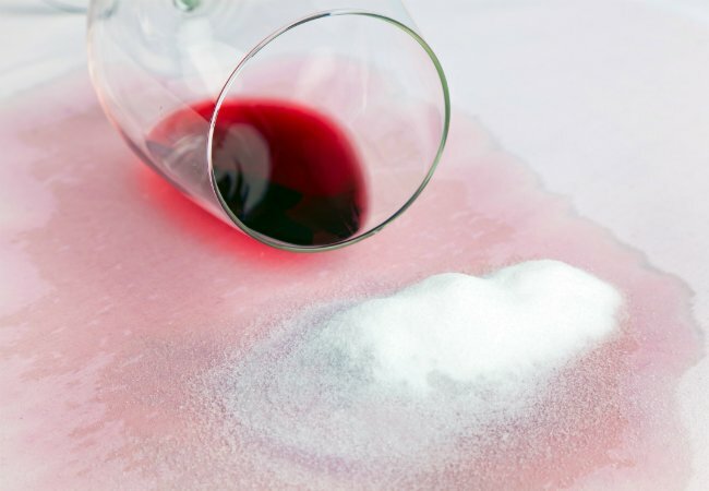 Como remover manchas de vinho tinto - com sal