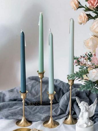 decoração com velas - velas longas cônicas em inserções de ouro