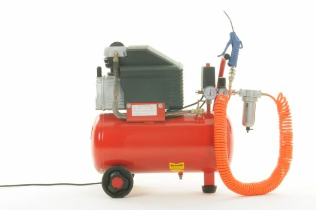 Seitenansicht eines Luftkompressors mit rotem Tank