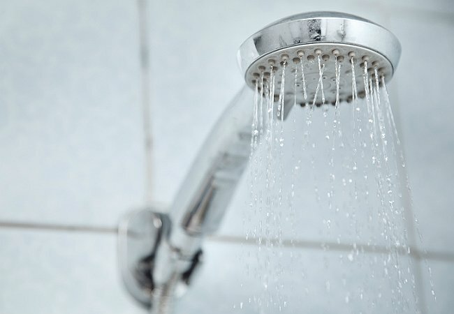 Régi fogkefe - Hogyan tisztítsuk meg a zuhanyfejet