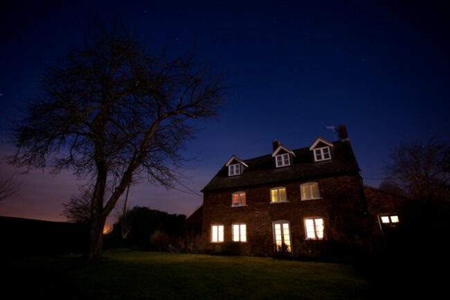 Temný dom v noci