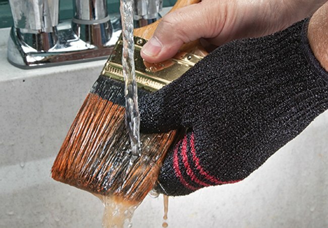 Rengør hurtigt handsken med pensel