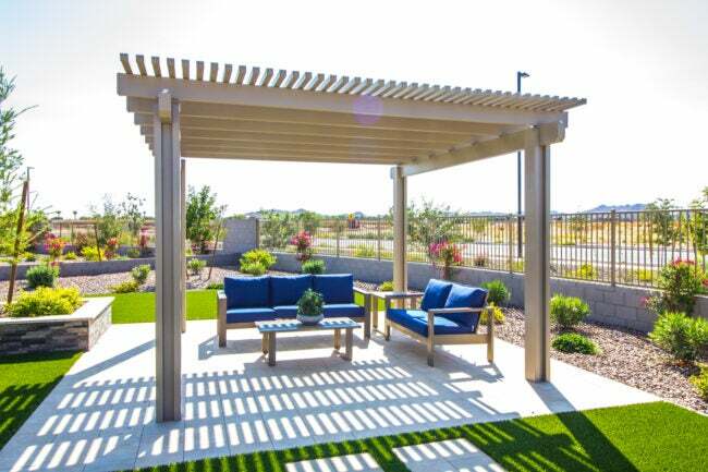 Back Yard Pergola couvrant les meubles de patio de coussin bleu