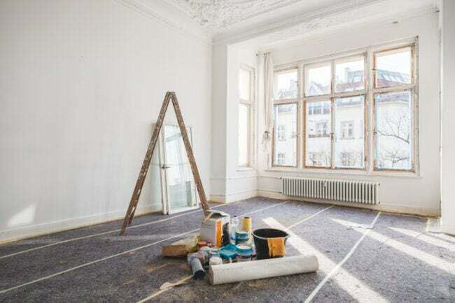 стари домове по-евтини от нови ремоделиране, предоставено в прозореца на бялата стая