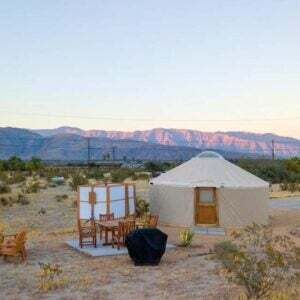 Parimad Airbnb-d Californias Borrego Yurt