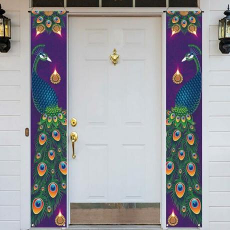 दिवाली-पोर्च-स्वागत-बैनर-सामने-दरवाजे-के लिए-मोर-डिज़ाइन के साथ