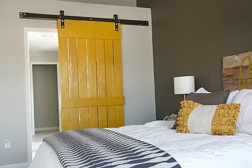 Usando portas de celeiro em casa - painel amarelo
