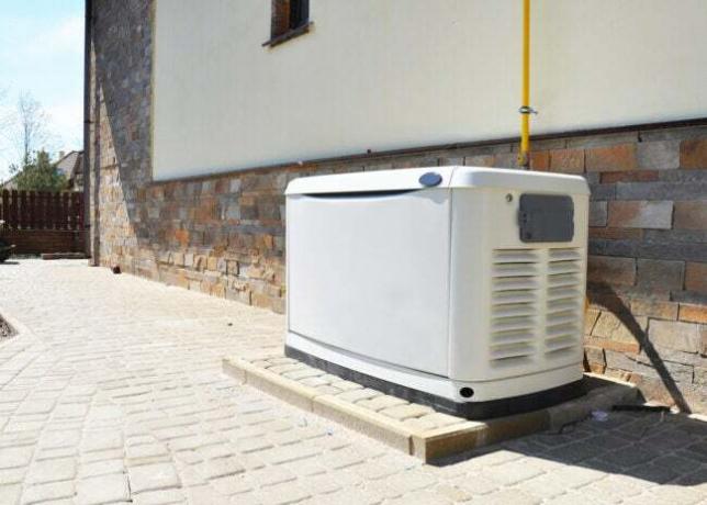 standby-generator geïnstalleerd buiten een groot huis