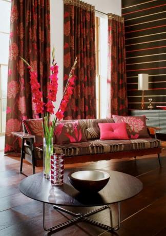 Современная гостиная с красными цветочными шторами