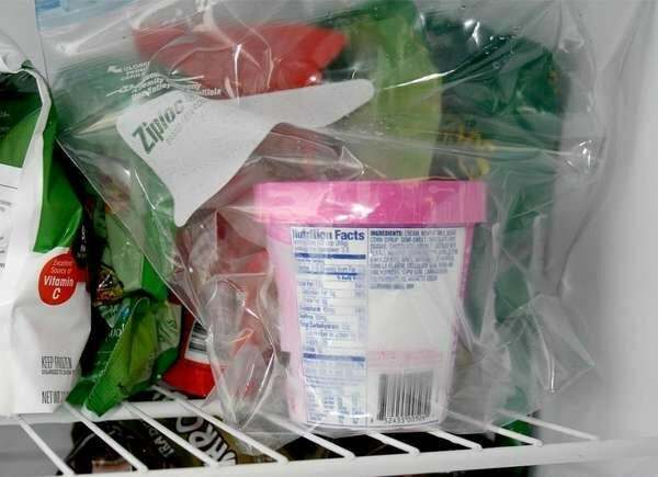 Pint sladoleda v plastični vrečki v zamrzovalniku