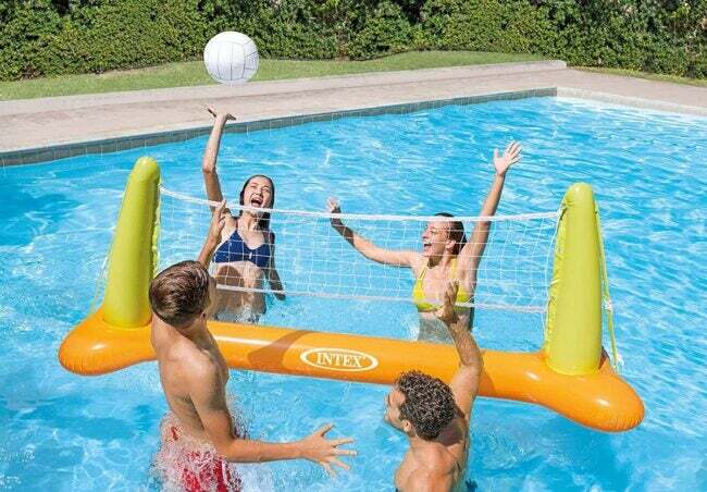 Cele mai bune cadouri pentru proprietarii de piscine Opțiune Joc de volei la piscină