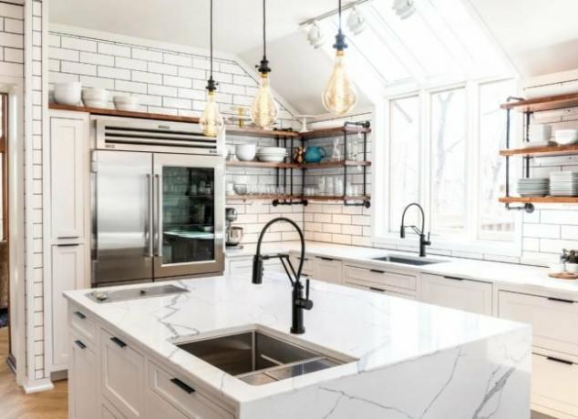 Vymeňte faucety a príslušenstvo, ktoré sa stanú vyhlásením za najľahšiu renováciu kuchyne