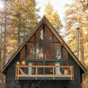 საუკეთესო Airbnbs კალიფორნიის ოფციონის დიზაინერის A-Frame Cabin in the Trees