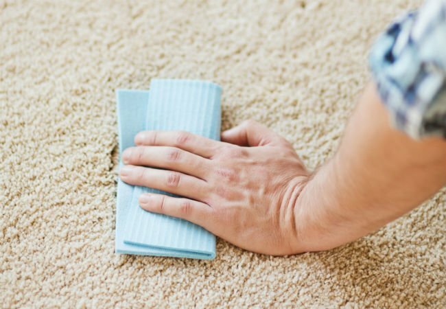 Ako odstrániť olejové škvrny - koberec