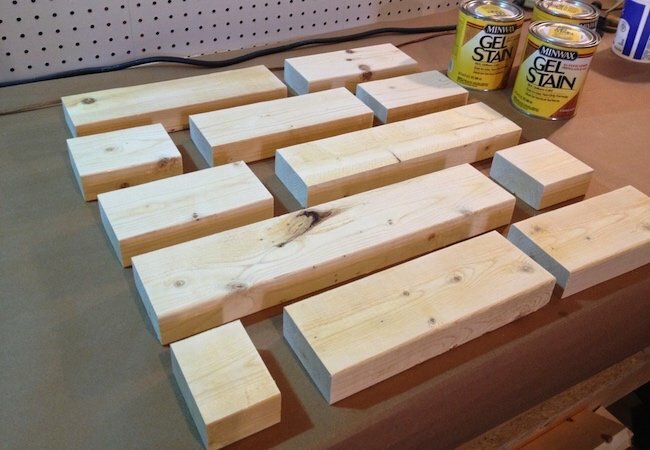 Ako vyrobiť stôl s 2x4s - krok brúsenia
