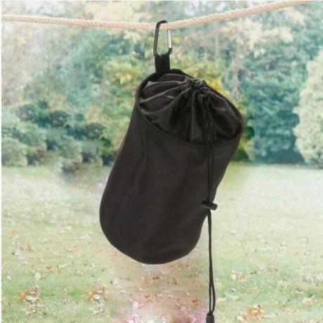 Veamor-Wäscheklammerbeutel, ein schwarzer zylindrischer Beutel, der an einer Wäscheleine hängt