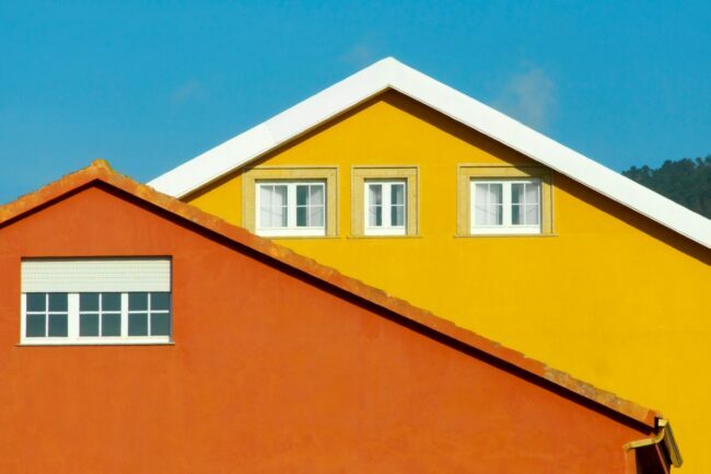 casas de colores brillantes