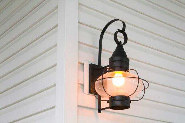 Žiarivo žlté LED svetlo na verande namontované na boku domu.