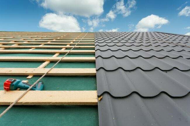 12 veidi, kā padarīt veco māju energoefektīvāku — metāla jumta uzstādīšana