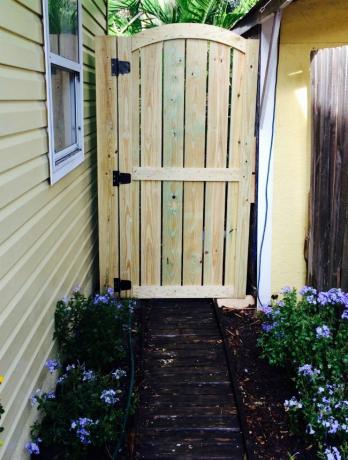 DIY Fence Gate - Portão alto de madeira para jardim