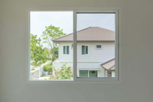 iStock-1343023036 不動産業者は、スライド式のガラス窓から隣の家を見渡すことを望んでいません
