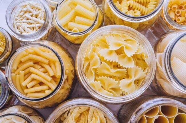 matvarer som aldri går ut på dato - flere åpne krukker med ulike pastatyper