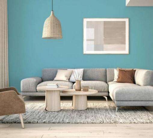 spôsoby, ako začleniť recyklované materiály - obývacia izba s modrou stenou