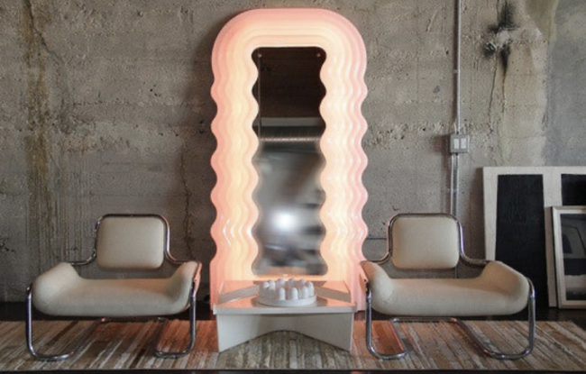 sufragerie cu aspect industrial, cu două scaune albe care flanchează o oglindă mare pe toată lungimea, cu un cadru roz strălucitor