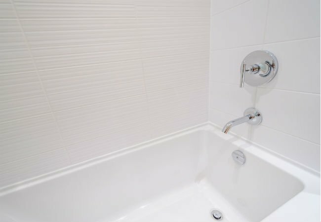 A grande decisão de projeto de remodelação de banheiro: banheira vs. Banho