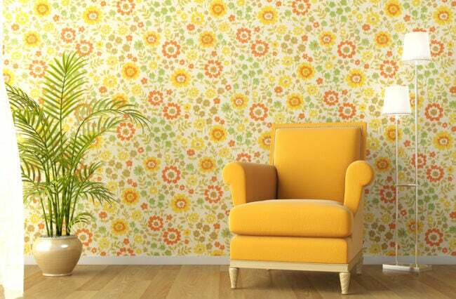 iStock-179056053 不動産業者は、大きな黄色い椅子のあるリビング ルームに花の壁紙を望んでいません。