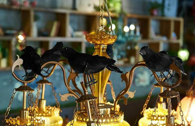 A melhor opção de decorações de Halloween: ATDAWN Halloween Black Feathered Corvos