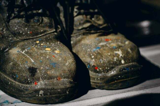 Fekete cipő, festékfoltokkal