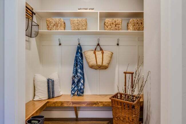 Banco de madeira natural e cubículos com cestos é o sonho de qualquer designer