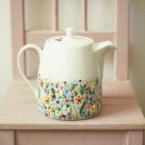 Geriausias Etsy dovanų pasirinkimas: keraminis arbatinukas – dažytas rankomis