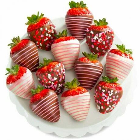 Beste dingen onder $ 100 voor een date-avond thuis op Valentijnsdag: met chocolade bedekte aardbeien