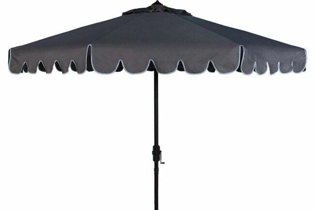 Todo lo que necesita para una comida al aire libre en el patio trasero: Safavieh Venice Umbrella