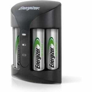 Nabíjačka Energizer Recharge Pro Charger so štyrmi AA energizérovými batériami na bielom pozadí.