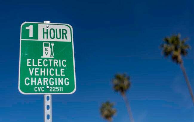 iStock-1315626956 problémák az elektromos autókkal Elektromos autó töltőállomás tábla
