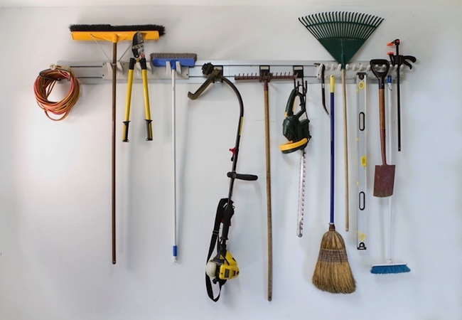 Como organizar uma garagem - Suporte para garagem com ferramentas de jardim