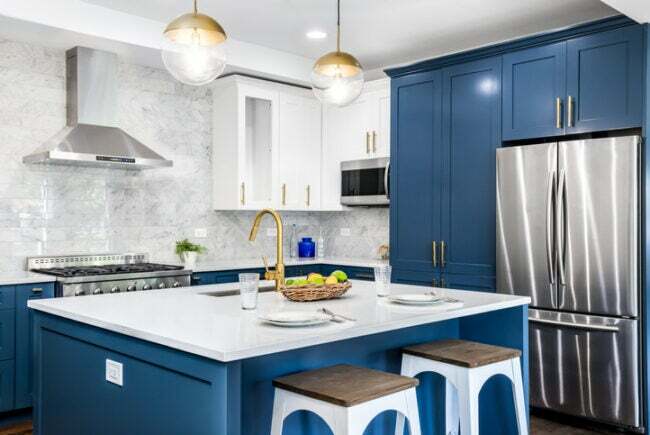 a-mutfak-ile-mavi-dolaplar-ve-beyaz-tezgah-ile birlikte-paslanmayan-çelik-aletler