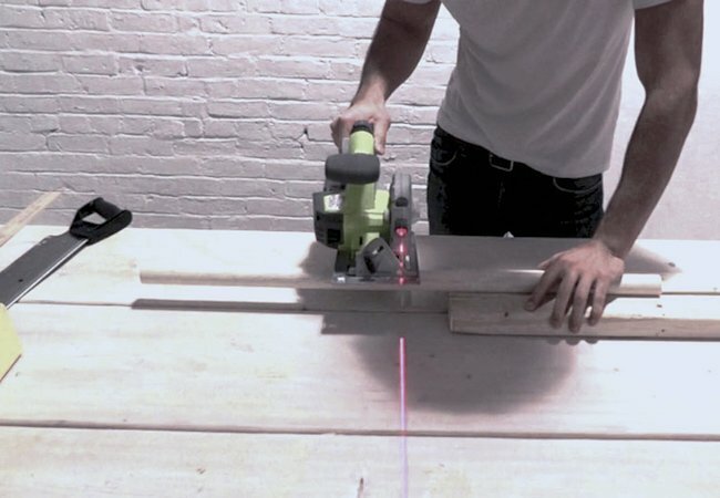 Jak zrobić betonowy stołek - cięcie nóg