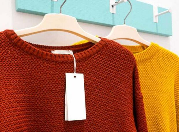 iStock-1343798893 stvari, ki jih niste vedeli o vračilih Nalepka na puloverjih rdeče in rumene barve