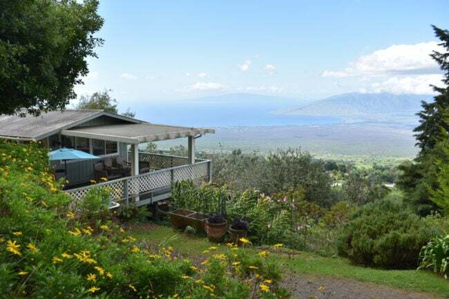 rumah di atas bukit di hawaii dengan pemandangan pantai pegunungan dan laut