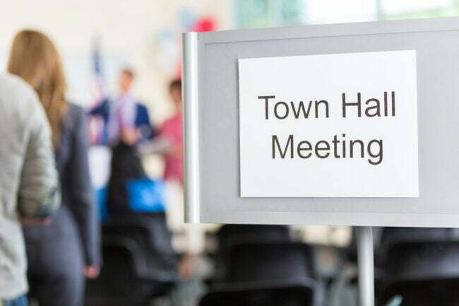 iStock-639522866 risparmiare denaro giardinaggio Primo piano del cartello 'Town Hall Meeting'