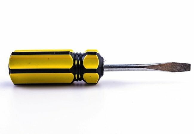 Een gestripte schroef verwijderen met een schroevendraaier