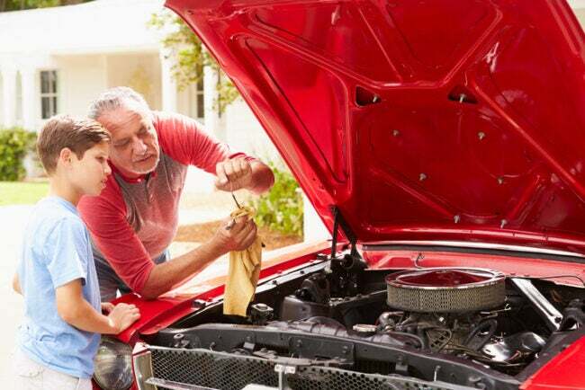 tavaszi-autó-karbantartás-nagypapa-megmutatja-unokája-hogyan kell-ellenőrizni az autóba az olajat