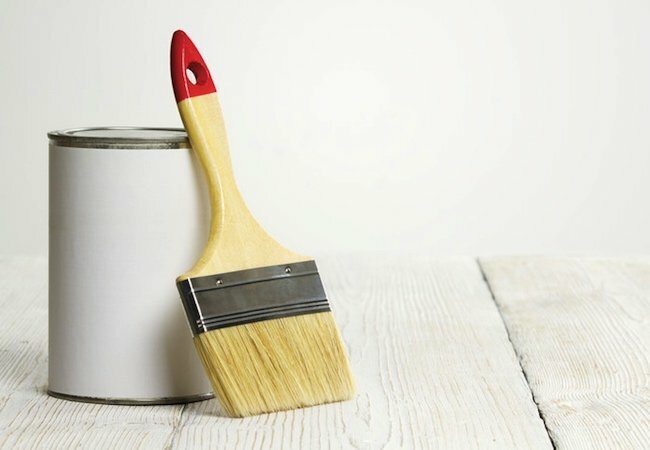 लकड़ी के फर्श को कैसे पेंट करें