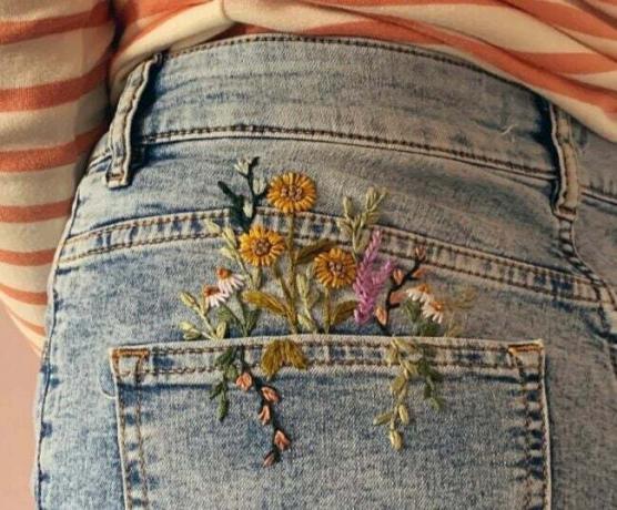 Flores bordadas no bolso jeans